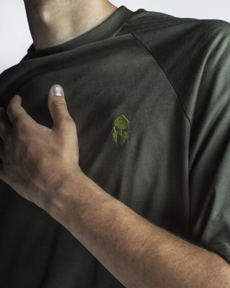 Helmete qendisje T-shirt